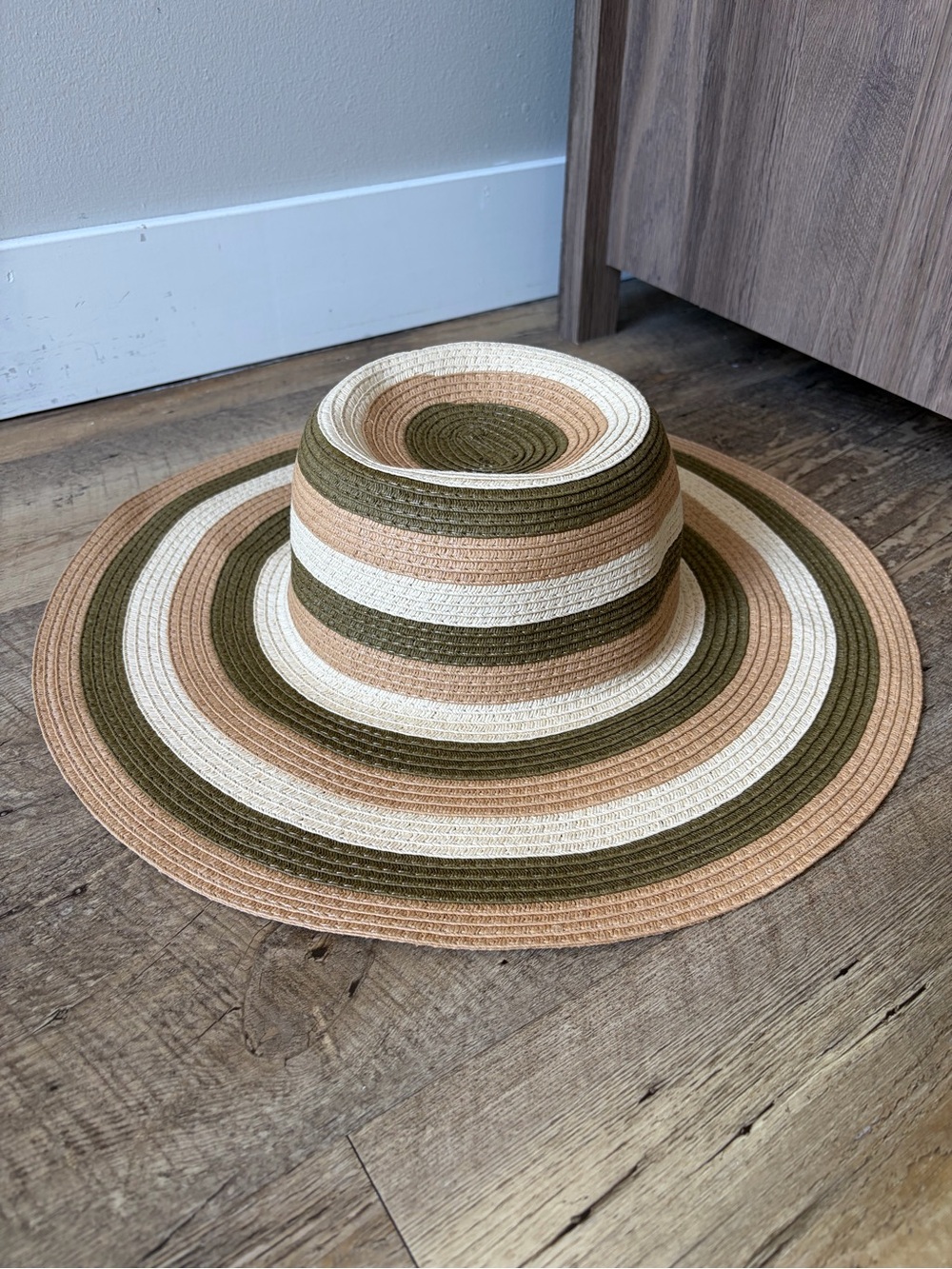 Nordstrom Olive Green Tan Cream Stripe Wide Brim Straw Sun Hat OS Earth Tones
